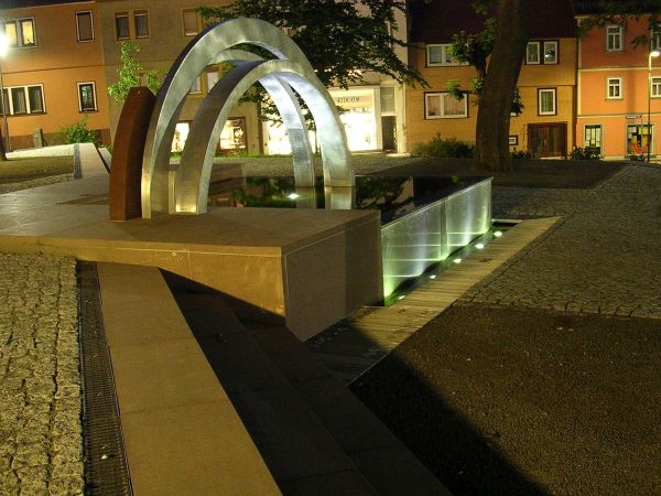 Beleuchtetes Kunstwerk in Brunnen
